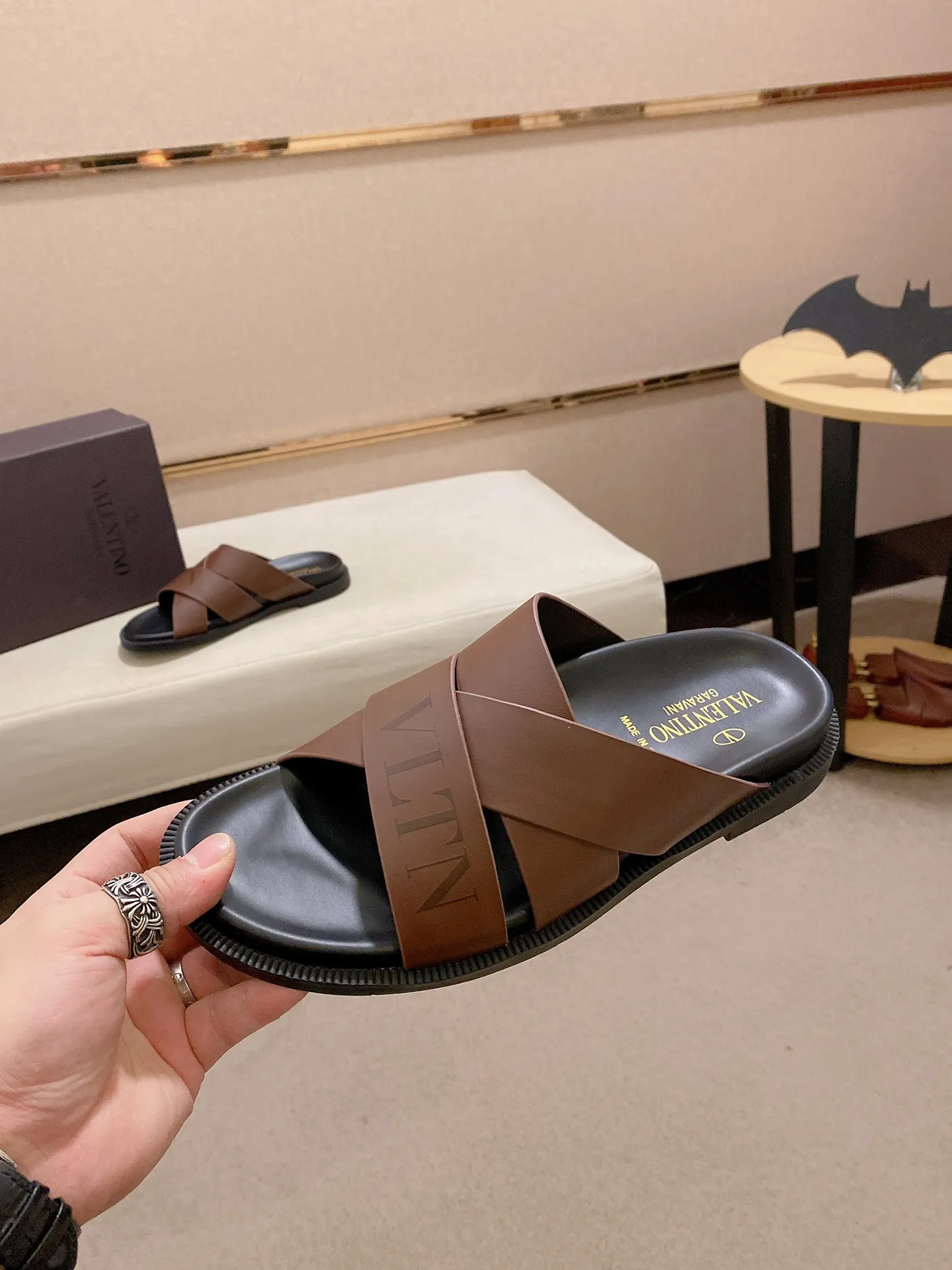 Men's shoes💰: 440💰[Valentino] New men's boutique slippers, counter quality, classic plaid, the actual workmanship is quite complex🔰The uppers are made of imported fabrics➕🐑Sheepskin lining, which tests the craftsman's craftsmanship➕original PU outsole. Size: 38-44 (45 can be customized, non-refundable)